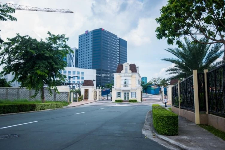 10 West Campus